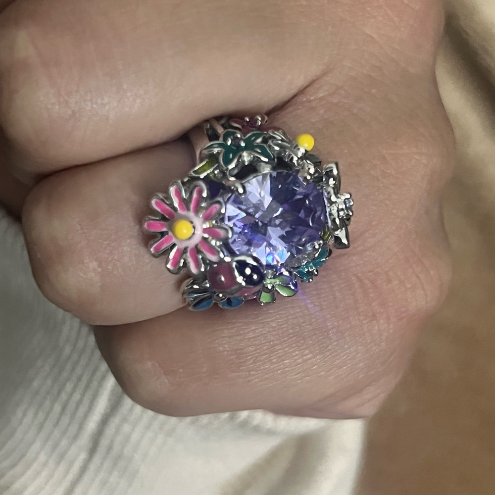 Beautiful bright ring!! With flowers